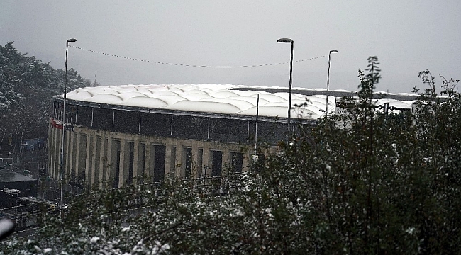Vodafone Park'ta kar yağışı devam ediyor
