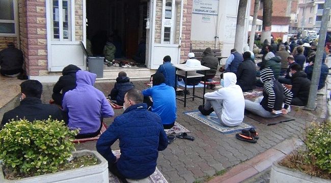 Yağan rahmet altında namazlarını kıldılar
