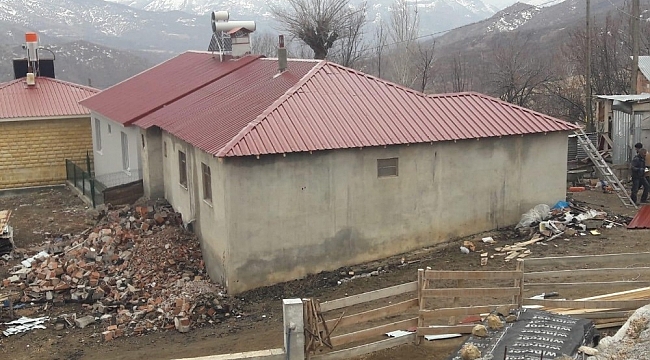 Yanan evin çatısını kaymakamlık yaptırdı