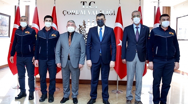 Yangında 8 yavru ve anne köpeği kurtaran itfaiyecilere başarı belgesi