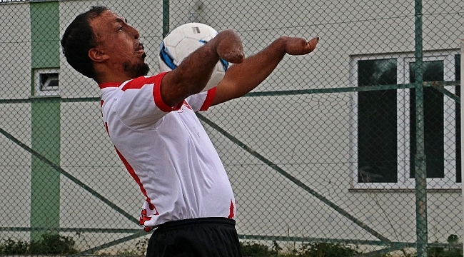 Yangında ellerini ve yüzünü kaybetti, futbolda gol makinesi oldu