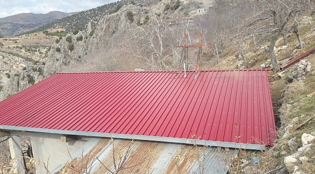 Yangında zarar gören evin çatısı onarıldı