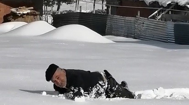 Yaşlı adam karda süründü, yuvarlanarak eğlendi