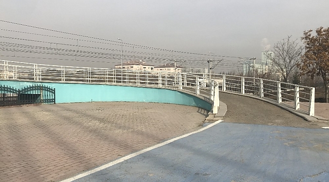 Yaya köprüsündeki otomobil şaşırttı