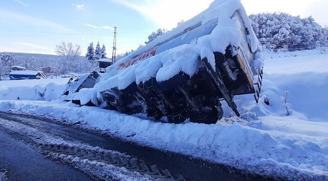 Yem kamyonu ambulansa yol verirken yan yattı