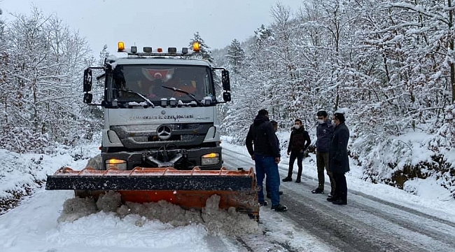 Yenice'de buzlanan yolda tır şarampole devrildi