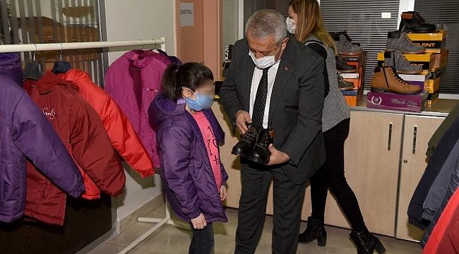 Yetim ve öksüz çocuklar üşümesin diye mont ve bot yardımı yapıldı