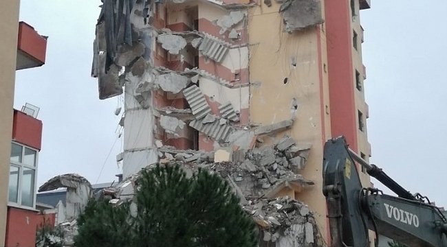 Yıkımı yarım bırakılan binada oluşan göçük, havanın aydınlanmasıyla görüldü