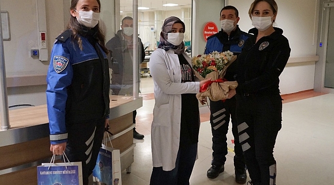 Yılbaşı gecesi nöbet tutan polis ekipleri, sağlık çalışanlarına çiçek verdi