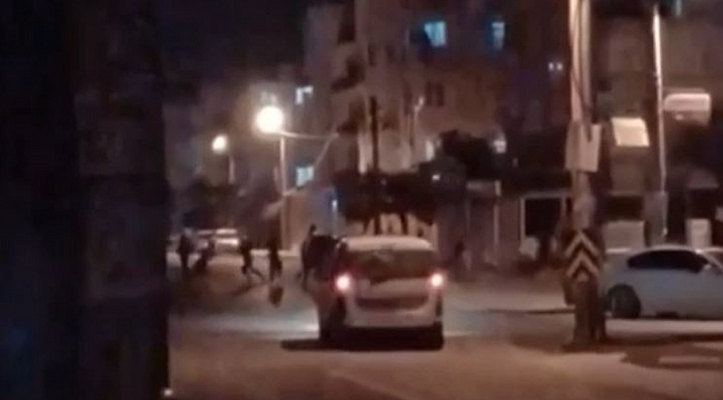 Yılbaşını sokakta 'Erik Dalı' ile kutladılar, polisin sireniyle çil yavrusu gibi dağıldılar