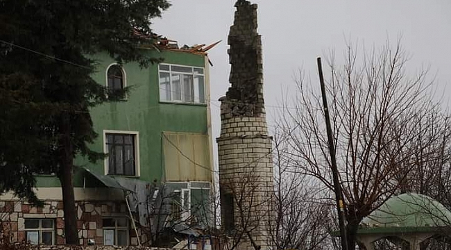 Yıldırım düşen caminin minaresi yıkıldı