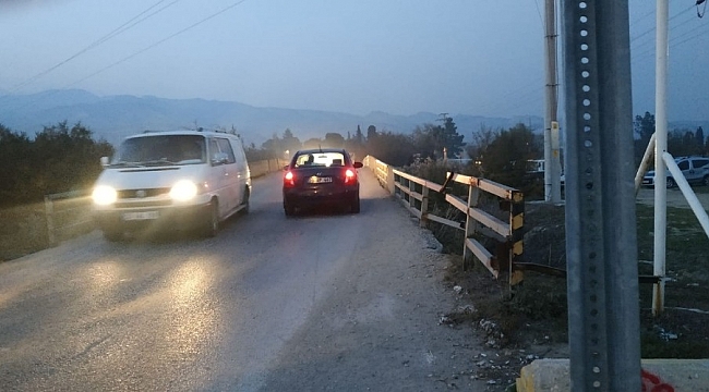 Yıllardır yıkılma ihtimaline karşı kullanılan köprü yıkılıyor