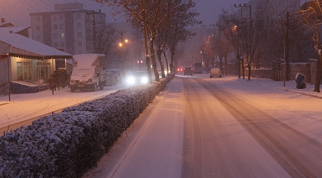 Yoğun kar yağışı ulaşımı olumsuz etkiledi