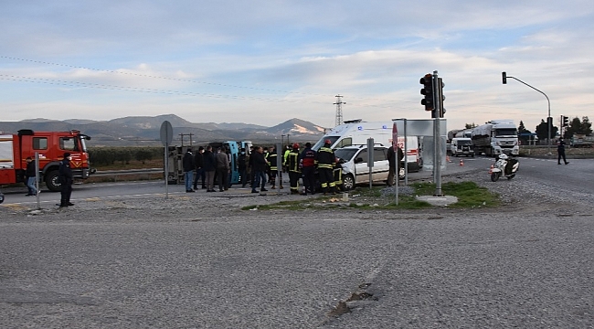 Yolcu minibüsü ile otomobil çarpıştı: 7 yaralı
