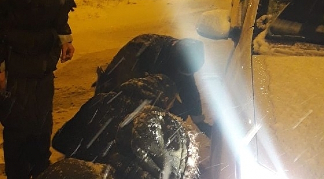 Yolda kalan sürücünün yardımına polis yetişti