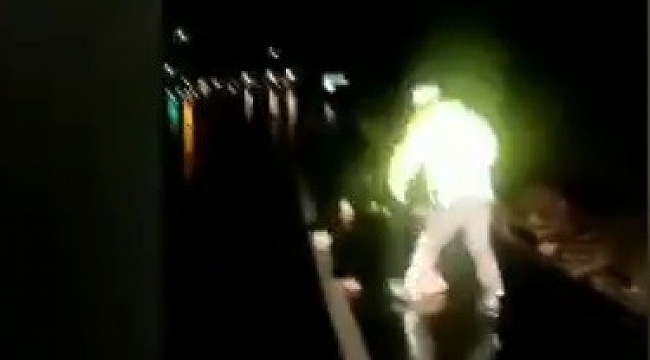 Yoldaki taşları elleriyle temizleyen polisin görüntüleri ilgi odağı oldu