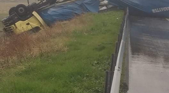 Yoldan çıkan tır ters döndü
