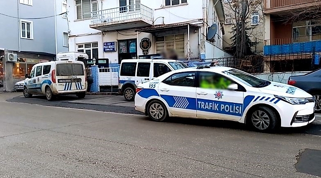 Yoldan geçenleri gizlice görüntüleyince karakolluk oldu