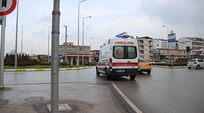 Yoldan geçmeye çalışırken tırın altında can verdi