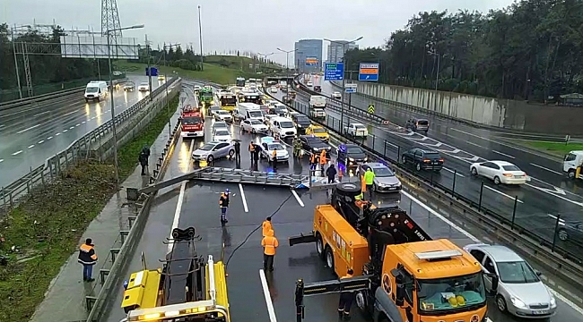 Yön tabelası yola devrildi, yoğun trafik oluştu