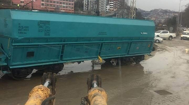 Yük treni raydan çıktı yola oturdu