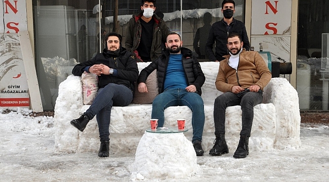 Yüksekovalı gençler, kardan kanepe, buzdolabı ve çamaşır makinesi yaptı