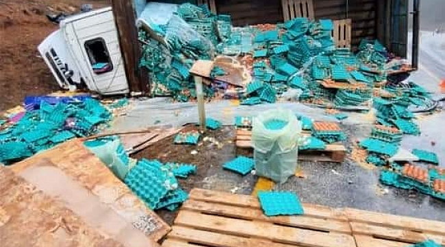 Yumurta yüklü kamyon devrildi: 1 ölü