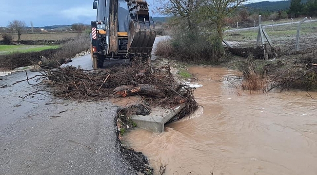 Yunusemre'de sağanak yağış mesaisi