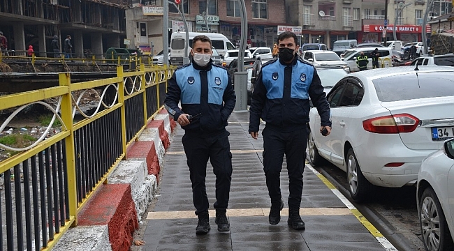 Zabıtalar dışarıda namaz kılanlar ıslanmasın diye şemsiye tuttu