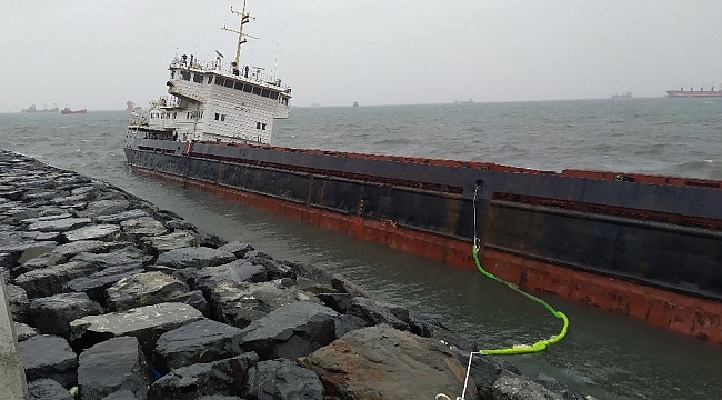 Zeytinburnu'nda karaya oturan geminin bekleyişi sürüyor