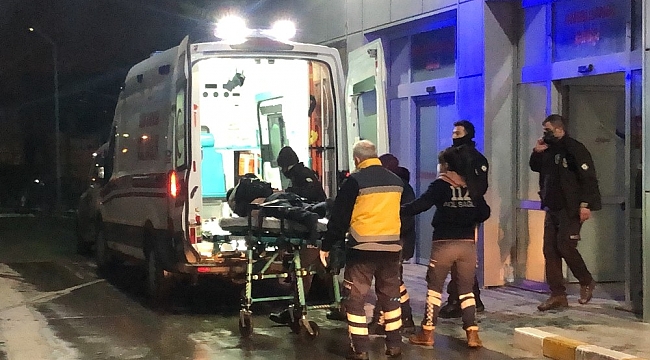 2 polis memuru, gürültü şikayetine gittikleri evde bıçaklanarak yaralandı