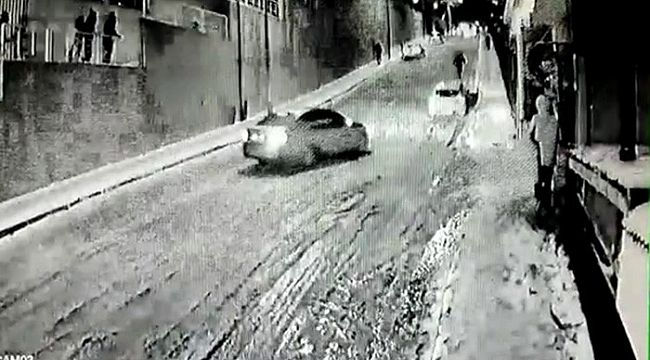 3 yaşındaki çocuk, yokuş aşağı kayan araçta kaldı, anne baba büyük panik yaşadı