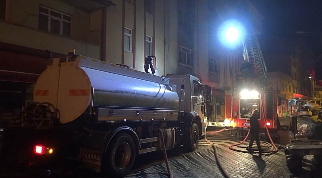 5 katlı binanın çatısı alev alev yandı