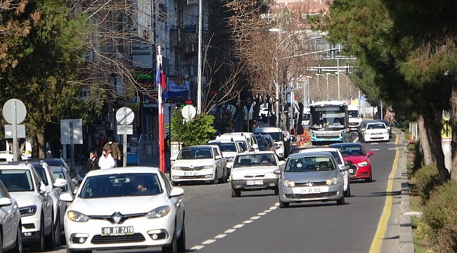 56 saatlik kısıtlamanın bitmesiyle Diyarbakır'da trafik yoğunluğu başladı