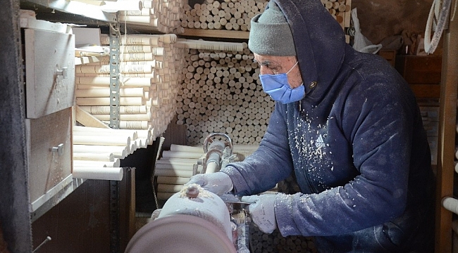 85'lik Abdullah usta fabrika gibi çalışıyor, günde 500 keser sapı üretiyor