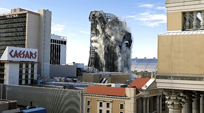 ABD'de Trump Plaza, kontrollü şekilde yıkıldı