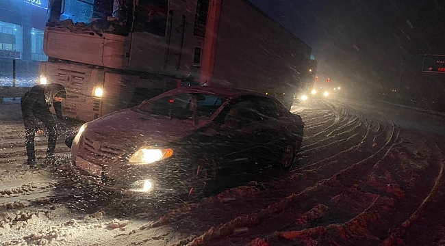 Adana-Ankara otoyolunda kar ve tipi trafiğini olumsuz etkiledi