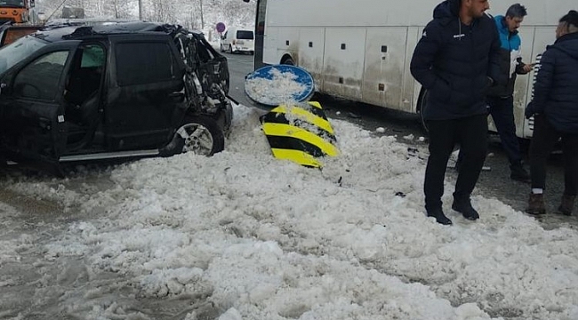 Afyon Belediye Yüntaş voleybol takımını taşıyan otobüs kaza yaptı