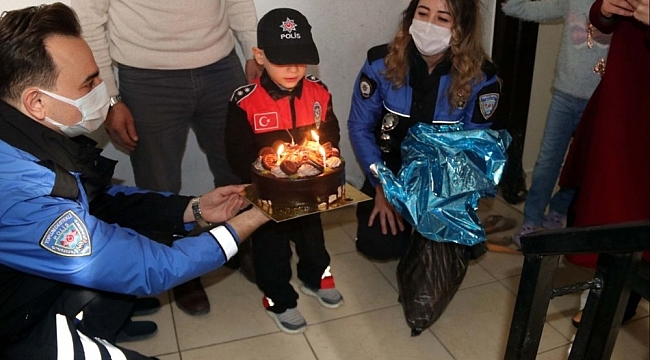 Ağlayan çocuğa polislerden sürpriz