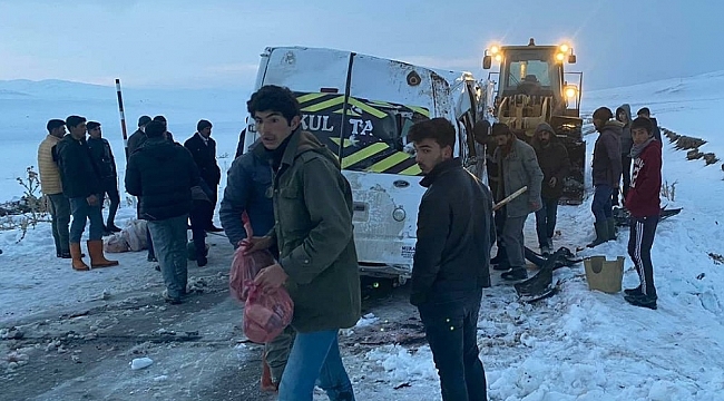 Ağrı'da köy minibüsü devrildi: 5 yaralı