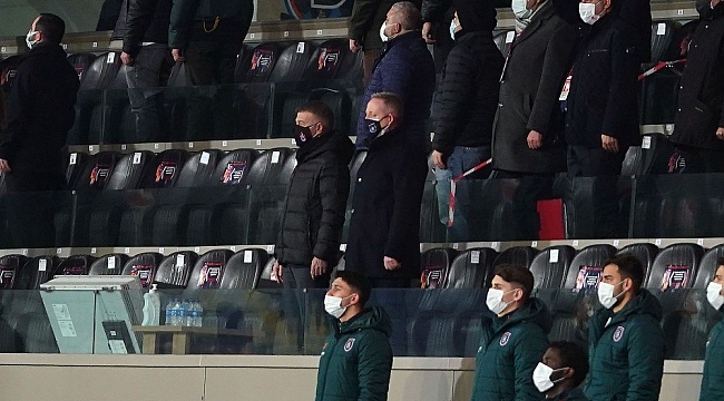 Ahmet Ağaoğlu ve Göksel Gümüşdağ tribünde yan yana