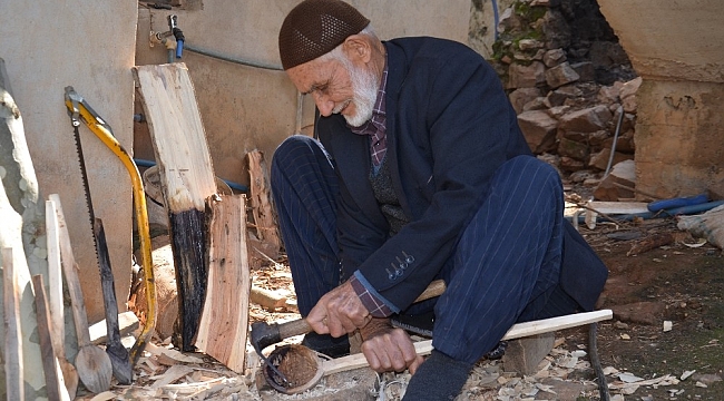 Ahmet dede yaptığı tahta kaşıkları gelinlik kızlara hediye ediyor