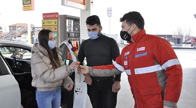 Akaryakıt istasyonundan Sevgililer Günü'nde çiftlere hem hediye hem indirim