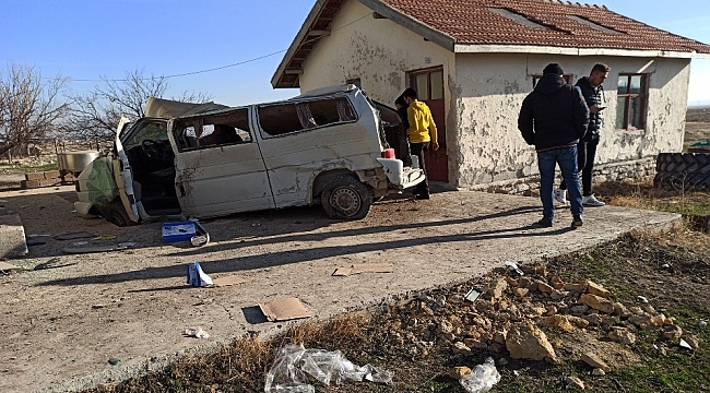 Aksaray'da kontrolden çıkan minibüs direğe sonra duvara çarptı: 6 yaralı