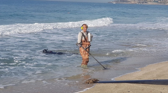 Alanya'da fırtına sonrası eline dedektör alan sahile koştu