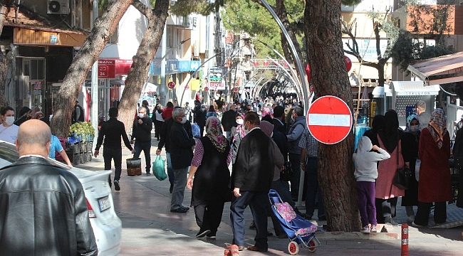 Alaşehir'de tehlikeli kalabalık
