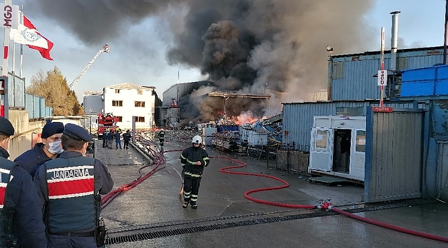 Alev Alev yanan geri dönüşüm fabrikasını söndürme çalışmaları sürüyor