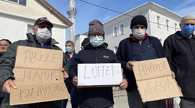Alkole savaş açan cami cemaatinden pankartlı protesto