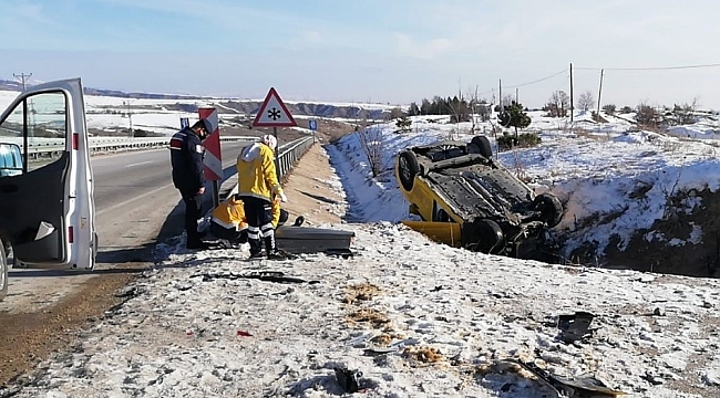 Amasya'da kaza yapan aracın sürücüsü öldü, 2 kişi yaralandı