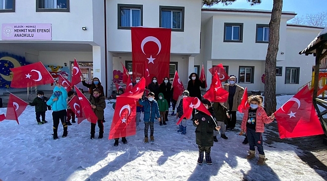 Anaokulu öğrencileri mahalle sakinlerine Türk bayrağı dağıttı